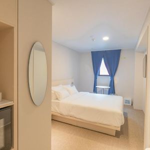 Deluxe Double Room Shower
